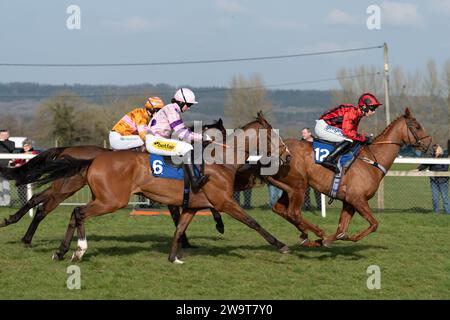 Huflower, monté par Bryony Frost et entraîné par Paul Nicholls, court à Wincanton le 21 mars 2022, poursuivant Phoenix Risen monté par Rex Dingle Banque D'Images