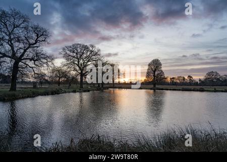 Beau ciel sur le dernier lever du soleil du matin en décembre Banque D'Images