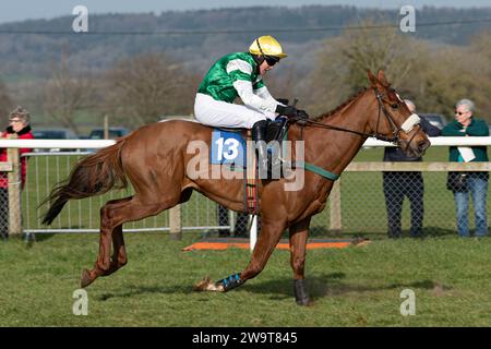 Le Big Red One, monté par Daniel Sansom et entraîné par Seamus Mullins, en course à Wincanton, le 21 mars 2022 Banque D'Images