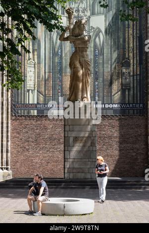Monument de la résistance sur Domplein à Utrecht. Une femme porte le flambeau de la liberté. Banque D'Images