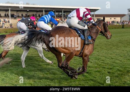 Keltus court gagner le Veterans' handicap Steeple Chase à Wincanton, le 21 mars 2022, en compétition avec Smuggler's Blues et coup de Pinceau Banque D'Images