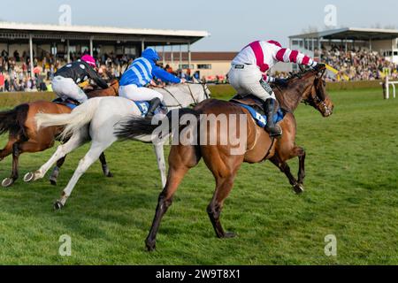 Keltus court gagner le Veterans' handicap Steeple Chase à Wincanton, le 21 mars 2022, en compétition avec Smuggler's Blues et coup de Pinceau Banque D'Images