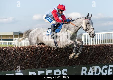 Tikk Tock Boom, monté par Tom Scudamore et entraîné par Ian Williams, en course dans le Veterans' handicap Chase à Wincanton, le 21 mars 2022 Banque D'Images