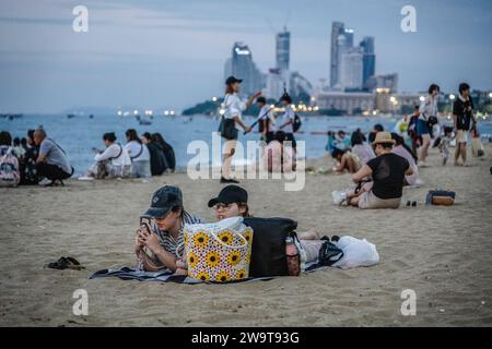 Pattaya, Thaïlande. 26 décembre 2023. Un couple occidental est vu couché sur la plage de Pattaya au coucher du soleil. Pattaya Beach est une destination touristique bien connue en Thaïlande. Mais alors que la ville de Pattaya a acquis une réputation pour sa vie nocturne animée et ses options de divertissement, elle ne se concentre pas uniquement sur la restauration pour les voyageurs solo masculins. Au-delà de sa vie nocturne, la ville attire divers touristes, y compris les familles, les couples et les individus de tous âges, pour le shopping, les activités nautiques et la détente en bord de mer. (Photo Nathalie Jamois/SOPA Images/Sipa USA) crédit : SIPA USA/Alamy Live News Banque D'Images