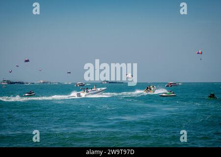 Pattaya, Thaïlande. 27 décembre 2023. Les touristes jouent différentes activités nautiques sur la mer, à Pattaya Beach. Pattaya Beach est une destination touristique bien connue en Thaïlande. Mais alors que la ville de Pattaya a acquis une réputation pour sa vie nocturne animée et ses options de divertissement, elle ne se concentre pas uniquement sur la restauration pour les voyageurs solo masculins. Au-delà de sa vie nocturne, la ville attire divers touristes, y compris les familles, les couples et les individus de tous âges, pour le shopping, les activités nautiques et la détente en bord de mer. Crédit : SOPA Images Limited/Alamy Live News Banque D'Images