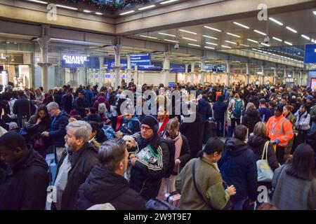 Londres, Royaume-Uni. 30 décembre 2023. Des foules de passagers attendent des informations à St Pancras International car les services Eurostar sont annulés en raison des inondations avant la Saint-Sylvestre. Crédit : Vuk Valcic/Alamy Live News Banque D'Images