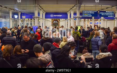 Londres, Royaume-Uni. 30 décembre 2023. Des foules de passagers attendent des informations à St Pancras International car les services Eurostar sont annulés en raison des inondations avant la Saint-Sylvestre. Crédit : Vuk Valcic/Alamy Live News Banque D'Images