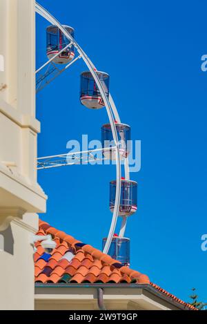 Nouvelles tuiles de toit vitrées incurvées en baril de mission et une grande roue au pavillon Bondi récemment rénové (2023) à Sydney, en Australie Banque D'Images