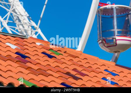 Nouvelles tuiles de toit vitrées incurvées en baril de mission et une grande roue au pavillon Bondi récemment rénové (2023) à Sydney, en Australie Banque D'Images