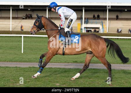 Lord of Cheshire, monté par Finn Lambert et entraîné par Nigel Twiston-Davies, remportant la haie du handicap à Wincanton, le 21 mars 2022 Banque D'Images