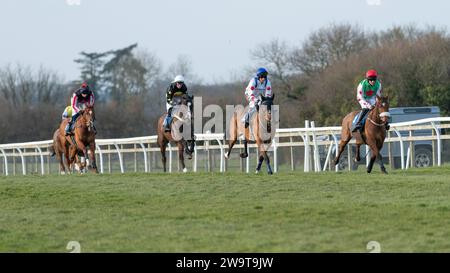 Lord of Cheshire, monté par Finn Lambert et entraîné par Nigel Twiston-Davies, remportant la haie du handicap à Wincanton, le 21 mars 2022 Banque D'Images