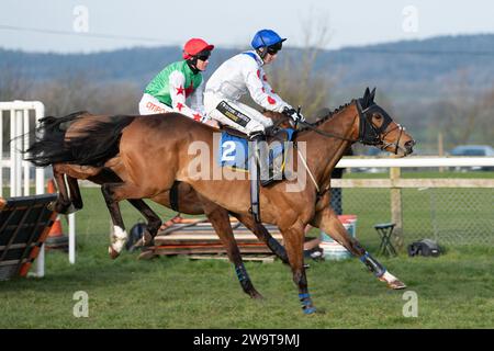 Lord of Cheshire, monté par Finn Lambert et entraîné par Nigel Twiston-Davies, remportant la haie du handicap à Wincanton, le 21 mars 2022 Banque D'Images