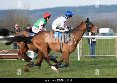 Lord of Cheshire, monté par Finn Lambert et entraîné par Nigel Twiston-Davies, remportant la haie du handicap à Wincanton, le 21 mars 2022 Banque D'Images