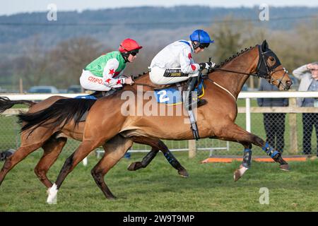 Lord of Cheshire, monté par Finn Lambert et entraîné par Nigel Twiston-Davies, remportant la haie du handicap à Wincanton, le 21 mars 2022 Banque D'Images