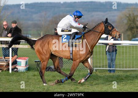 Lord of Cheshire, monté par Finn Lambert et entraîné par Nigel Twiston-Davies, remportant la haie du handicap à Wincanton, le 21 mars 2022 Banque D'Images