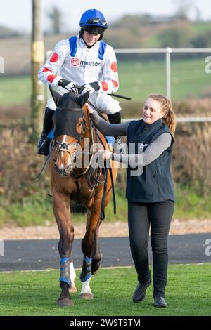 Lord of Cheshire, monté par Finn Lambert et entraîné par Nigel Twiston-Davies, remportant la haie du handicap à Wincanton, le 21 mars 2022 Banque D'Images