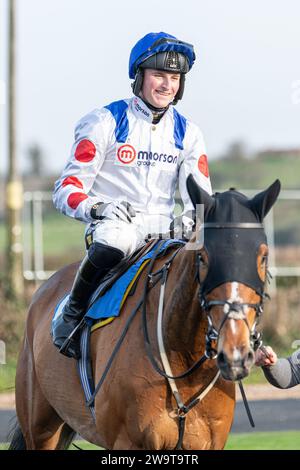 Lord of Cheshire, monté par Finn Lambert et entraîné par Nigel Twiston-Davies, remportant la haie du handicap à Wincanton, le 21 mars 2022 Banque D'Images