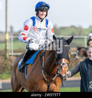 Lord of Cheshire, monté par Finn Lambert et entraîné par Nigel Twiston-Davies, remportant la haie du handicap à Wincanton, le 21 mars 2022 Banque D'Images