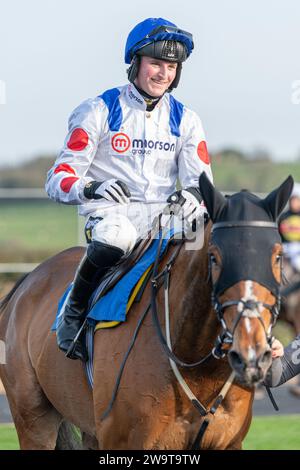 Lord of Cheshire, monté par Finn Lambert et entraîné par Nigel Twiston-Davies, remportant la haie du handicap à Wincanton, le 21 mars 2022 Banque D'Images