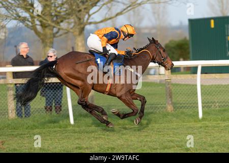 Mitchell Bastyan monte Wetanwindy pour l'entraîneur Milton Harris à Wincanton, le 21 mars 2022 Banque D'Images