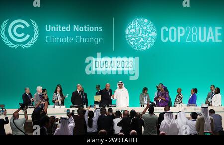 (231230) -- BEIJING, 30 déc. 2023 (Xinhua) -- le président de la COP28, Sultan Ahmed Al Jaber (C, à droite), reçoit un marteau du président de la COP27, Sameh Shoukry (C, à gauche), lors de la cérémonie d'ouverture de la 28e session de la Conférence des Parties à la Convention-cadre des Nations Unies sur les changements climatiques, ou COP28, à Dubaï, Émirats arabes Unis, le 30 novembre 2023. Top 10 des événements d'actualité mondiaux en 2023 10. Le changement climatique intensifie la menace pour le développement durable mondial le 30 novembre, l'Organisation météorologique mondiale a annoncé que 2023 était l'année la plus chaude jamais enregistrée. Le changement climatique a inciba Banque D'Images
