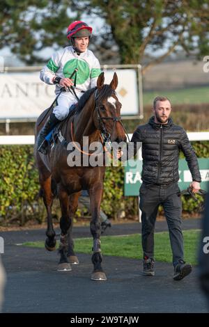 Megaudais Speed gagne à Wincanton, monté par Gavin Sheehan et entraîné par Laura Young, le 21 mars 2022 Banque D'Images