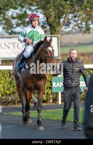 Megaudais Speed gagne à Wincanton, monté par Gavin Sheehan et entraîné par Laura Young, le 21 mars 2022 Banque D'Images