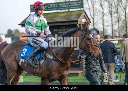 Megaudais Speed gagne à Wincanton, monté par Gavin Sheehan et entraîné par Laura Young, le 21 mars 2022 Banque D'Images