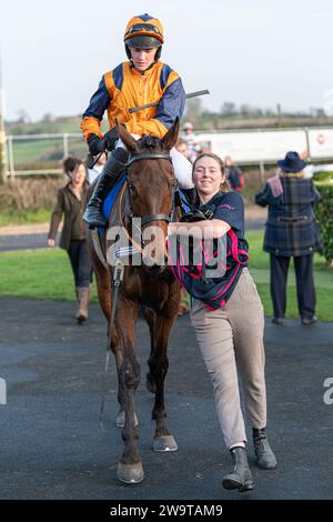 Mitchell Bastyan monte Wetanwindy pour l'entraîneur Milton Harris à Wincanton, le 21 mars 2022 Banque D'Images