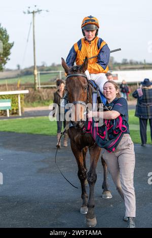 Mitchell Bastyan monte Wetanwindy pour l'entraîneur Milton Harris à Wincanton, le 21 mars 2022 Banque D'Images