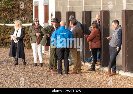 West Orchard, monté par Brendan Powell et entraîné par Colin Tizzard, en course dans la haie handicap de classe 5 à Wincanton, le 21 mars 2022 Banque D'Images