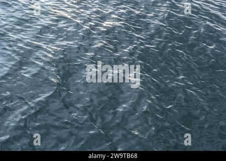 contexte. effet de flou artistique. reflet du ciel dans un lac de rivière. Banque D'Images