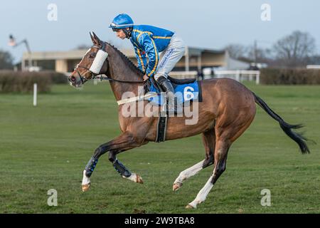 Ben Jones chevauchant So Socksy au départ à Wincanton, le 21 mars 2022 Banque D'Images