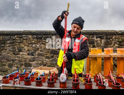 Château d'Édimbourg, Édimbourg, Écosse, Royaume-Uni, 30 décembre 2023, Edinburgh Hogmanay : les Revellers feront la fête en 2024 avec des animations dans tout le centre-ville. Les sorciers pyrotechniques Titanium conçoivent et préparent une fois de plus l’un des meilleurs feux d’artifice du nouvel an au monde, lancé depuis les remparts du château d’Édimbourg. L’événement Hogmanay fête ses 30 ans. Crédit Sally Anderson/Alamy Live News Banque D'Images