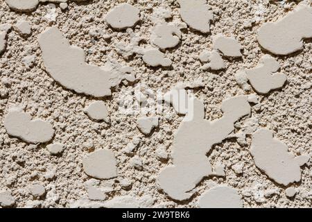 Mur de béton frais sur le chantier de construction, mur gris avec plancher de ciment, processus de rénovation de fond de construction, abstrait. Banque D'Images