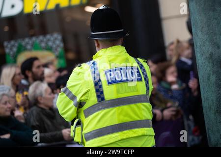 Officier de police du South Yorkshire portant un manteau haute visibilité effectuant une patrouille haute visibilité Banque D'Images