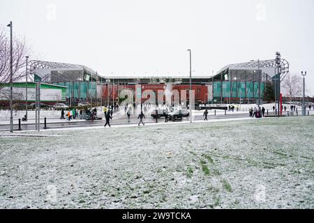 Les fans se rendent au sol dans la neige avant le match Cinch Premiership au Celtic Park, Glasgow. Date de la photo : Samedi 30 décembre 2023. Banque D'Images