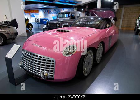 Royaume-Uni, Warwickshire, Gaydon, British Motor Museum, Fab 1, la limousine rose de Lady Penelope du long métrage Thunderbirds de 2004 Banque D'Images