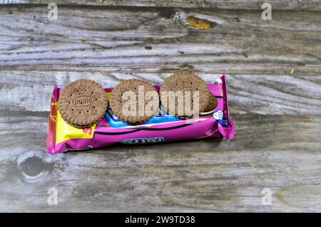 Le Caire, Egypte, décembre 20 2023 : Borio, une marque de biscuits locale en Egypte qui est similaire à Oreo. Il se compose de deux biscuits au chocolat avec de la crème cr Banque D'Images