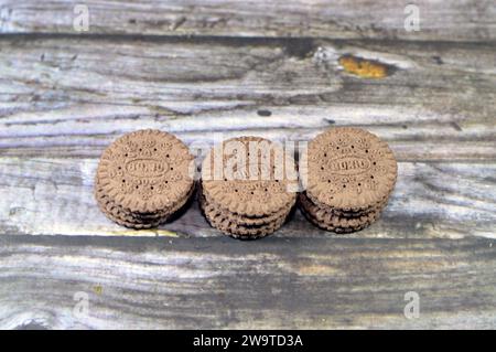 Le Caire, Egypte, décembre 20 2023 : Borio, une marque de biscuits locale en Egypte qui est similaire à Oreo. Il se compose de deux biscuits au chocolat avec de la crème cr Banque D'Images