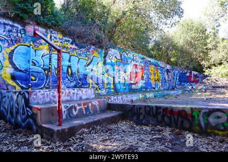 Los Angeles, Californie : ancien zoo abandonné de Los Angeles recouvert de graffitis, situé dans Griffith Park. Banque D'Images