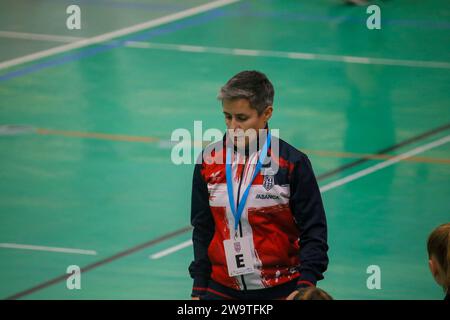 Gijon, Espagne. 29 décembre 2023. L'entraîneur de Mecalia Atletico Guardes, Cristina Cabeza lors de la 13e Journée de la Liga Guerreras Iberdrola 2023-24 entre Motive.co Gijon Balonmano la Calzada et Mecalia Atletico Guardes, le 29 décembre 2023, au Pavillon la Arena, à Gijon, Espagne. (Photo Alberto Brevers/Pacific Press) crédit : Pacific Press Media production Corp./Alamy Live News Banque D'Images