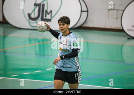 Gijon, Espagne. 29 décembre 2023. La joueuse de Mecalia Atletico Guardes, Cecilia Cacheda (11) avec le ballon lors de la 13e journée de la Liga Guerreras Iberdrola 2023-24 entre Motive.co Gijon Balonmano la Calzada et Mecalia Atletico Guardes, le 29 décembre 2023, au Pavillon la Arena, à Gijon, Espagne. (Photo Alberto Brevers/Pacific Press) crédit : Pacific Press Media production Corp./Alamy Live News Banque D'Images