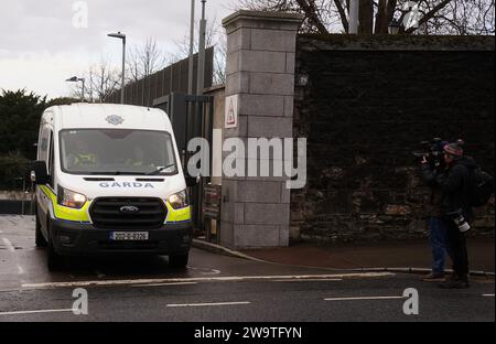 Vue d'ensemble d'un fourgon Garda quittant les cours pénales de justice de Dublin, où Michael Andrecut, 22 ans, a comparu pour meurtre après un incident dans un restaurant de Dublin la veille de Noël. Tristan Sherry a été déclaré mort après avoir été blessé lors d'une fusillade au restaurant Browne's Steakhouse la veille de Noël. Date de la photo : Samedi 30 décembre 2023. Banque D'Images