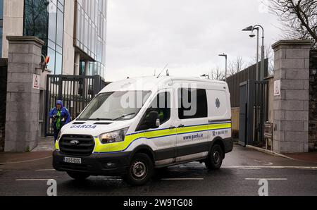 Vue d'ensemble d'un fourgon Garda quittant les cours pénales de justice de Dublin, où Michael Andrecut, 22 ans, a comparu pour meurtre après un incident dans un restaurant de Dublin la veille de Noël. Tristan Sherry a été déclaré mort après avoir été blessé lors d'une fusillade au restaurant Browne's Steakhouse la veille de Noël. Date de la photo : Samedi 30 décembre 2023. Banque D'Images