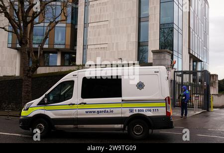 Vue d'ensemble d'un fourgon Garda quittant les cours pénales de justice de Dublin, où Michael Andrecut, 22 ans, a comparu pour meurtre après un incident dans un restaurant de Dublin la veille de Noël. Tristan Sherry a été déclaré mort après avoir été blessé lors d'une fusillade au restaurant Browne's Steakhouse la veille de Noël. Date de la photo : Samedi 30 décembre 2023. Banque D'Images