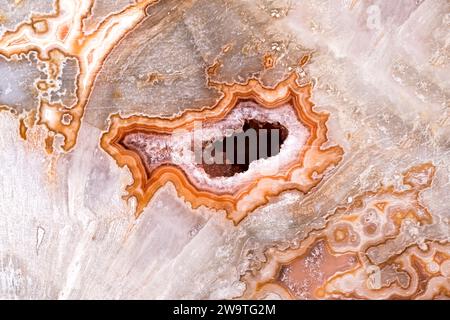 agate, géode quartz en photographie sur bois pétrifié. texture macro détaillée. gros plan de pierre semi-précieuse polie. Banque D'Images