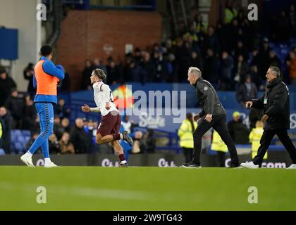 Liverpool, Royaume-Uni. 27 décembre 2023. Jack Grealish de Manchester City quitte le terrain à la fin du match. Il pourrait être informé que des intrus masqués avaient ciblé son domicile lors du match de Premier League à Goodison Park, Liverpool. Le crédit photo devrait se lire : Andrew Yates/Sportimage crédit : Sportimage Ltd/Alamy Live News Banque D'Images