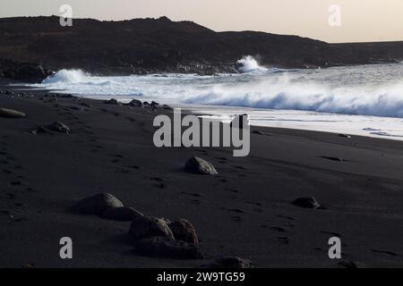 Plage exotique, paysage volcanique, Playa Del Janubio, sable noir sur Lanzarote, îles Canaries, Espagne Banque D'Images