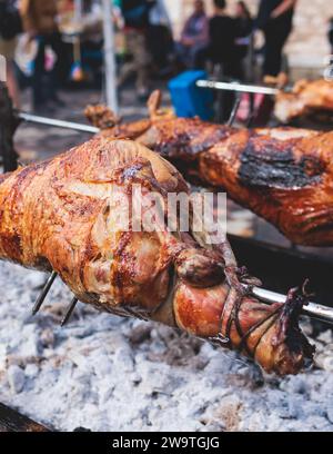 Pâques en Grèce, processus de cuisson traditionnel grec plat de Pâques - Souvla, agneau grillé, moutons et chèvre bbq, griller sur charbon de bois dans les rues o Banque D'Images